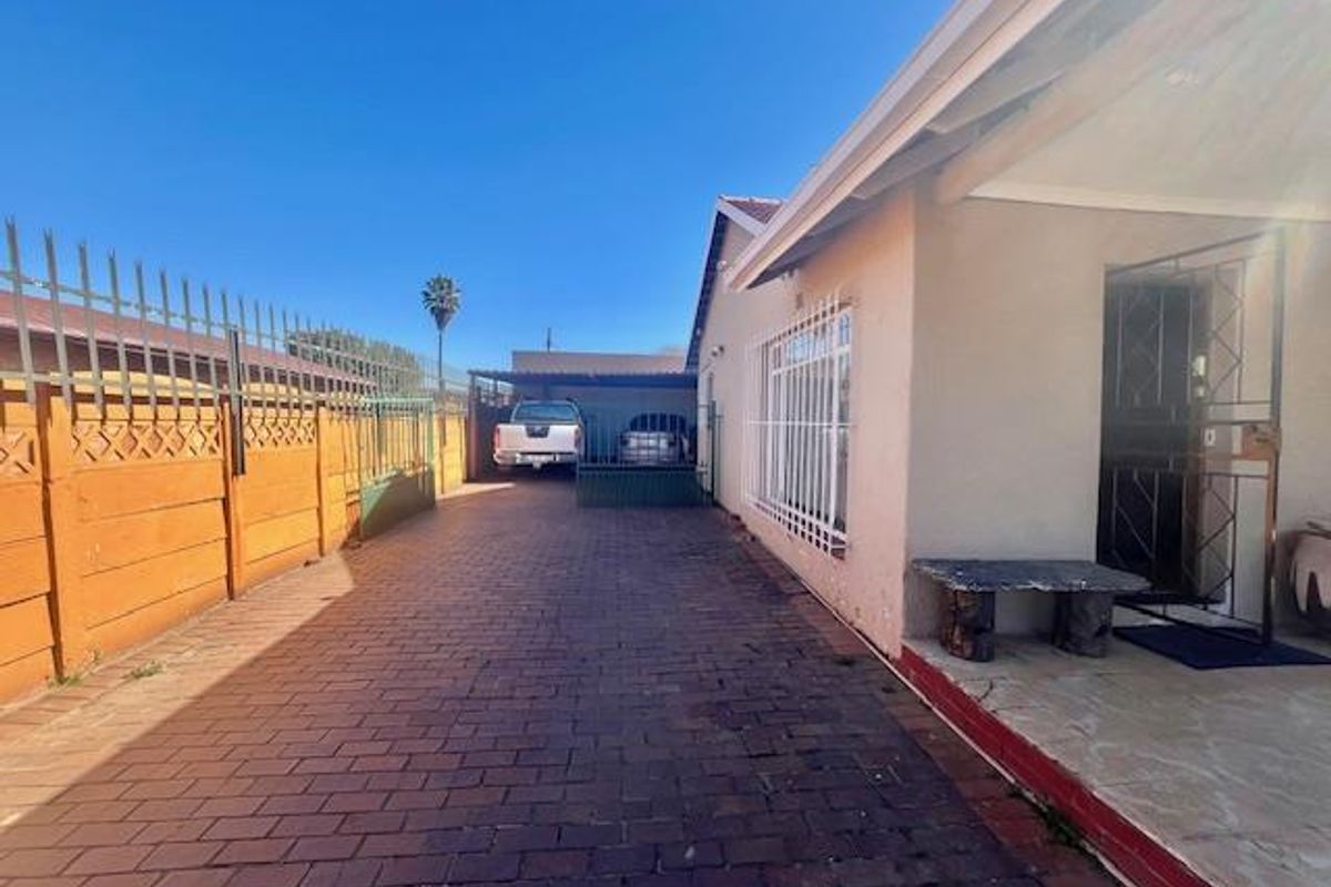 Prime Location Opposite Shopping Complex, Walk to School! - Photo 3