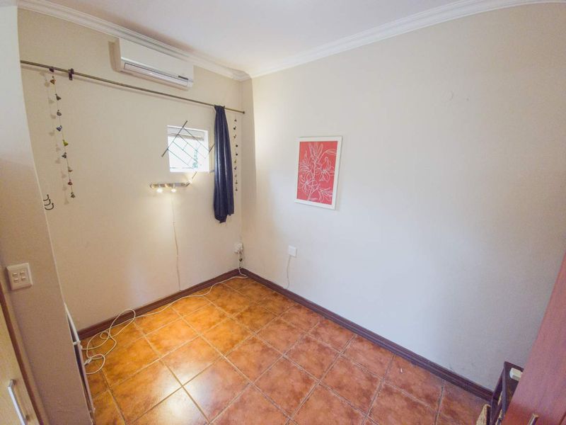 1 Bedroom Flat Available in Waterkloof - Photo 3