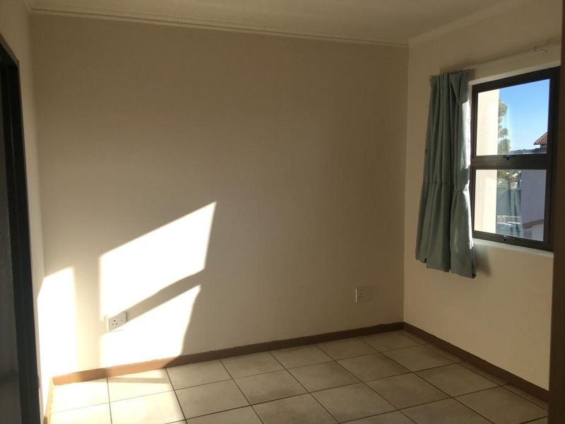 2 BEDROOM PENTHOUSE APARTMENT FOR SALE IN SUNNINGHILL. - Photo 8