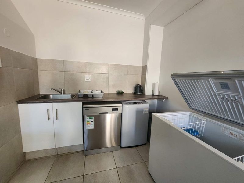 **5-Bedroom Holiday Home in Diaz Beach, Mossel Bay** - Photo 4