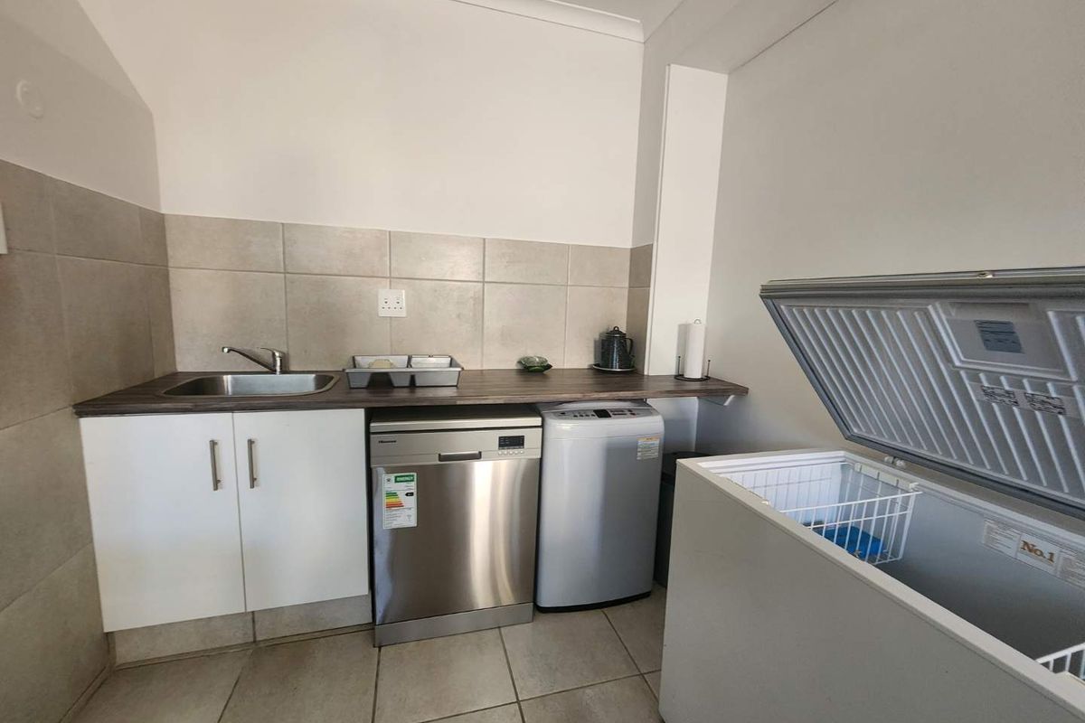 **5-Bedroom Holiday Home in Diaz Beach, Mossel Bay** - Photo 4