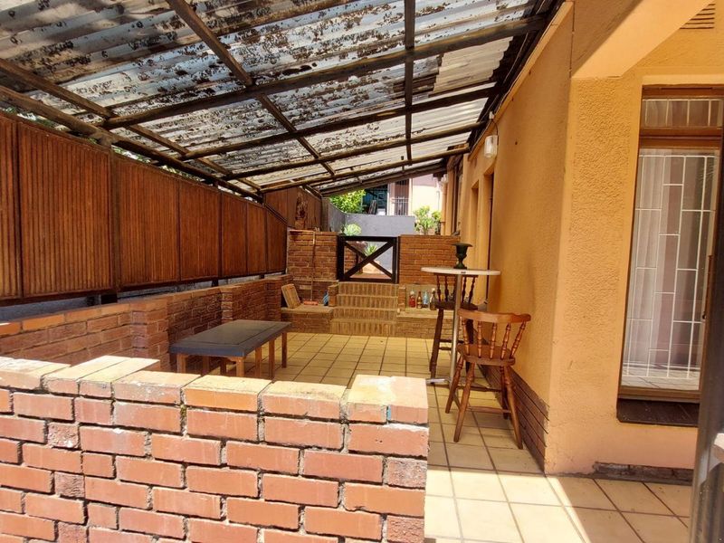 Family home in a great location - Photo 4