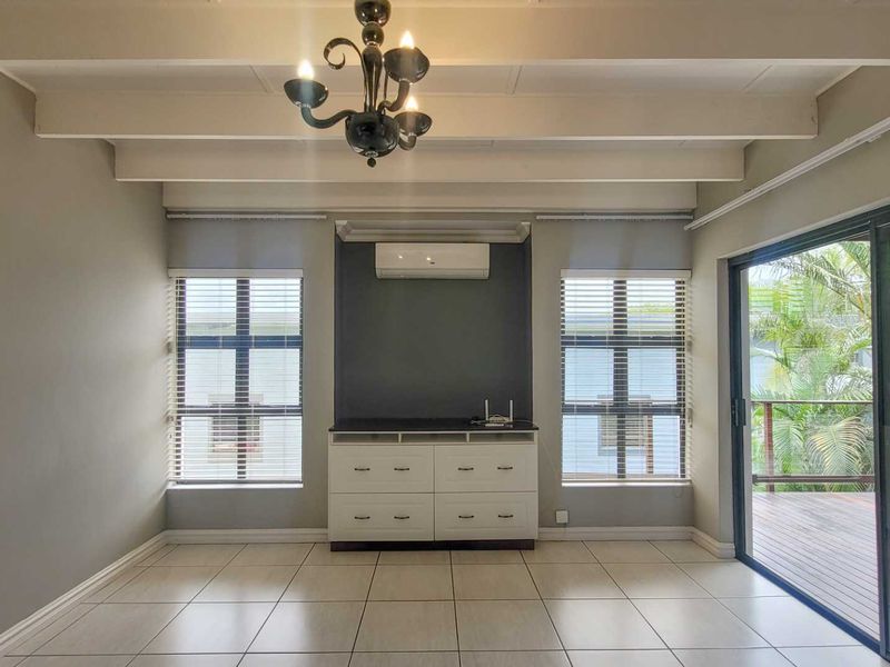 4 Bedroom Home Palm Lakes Estate - Photo 4