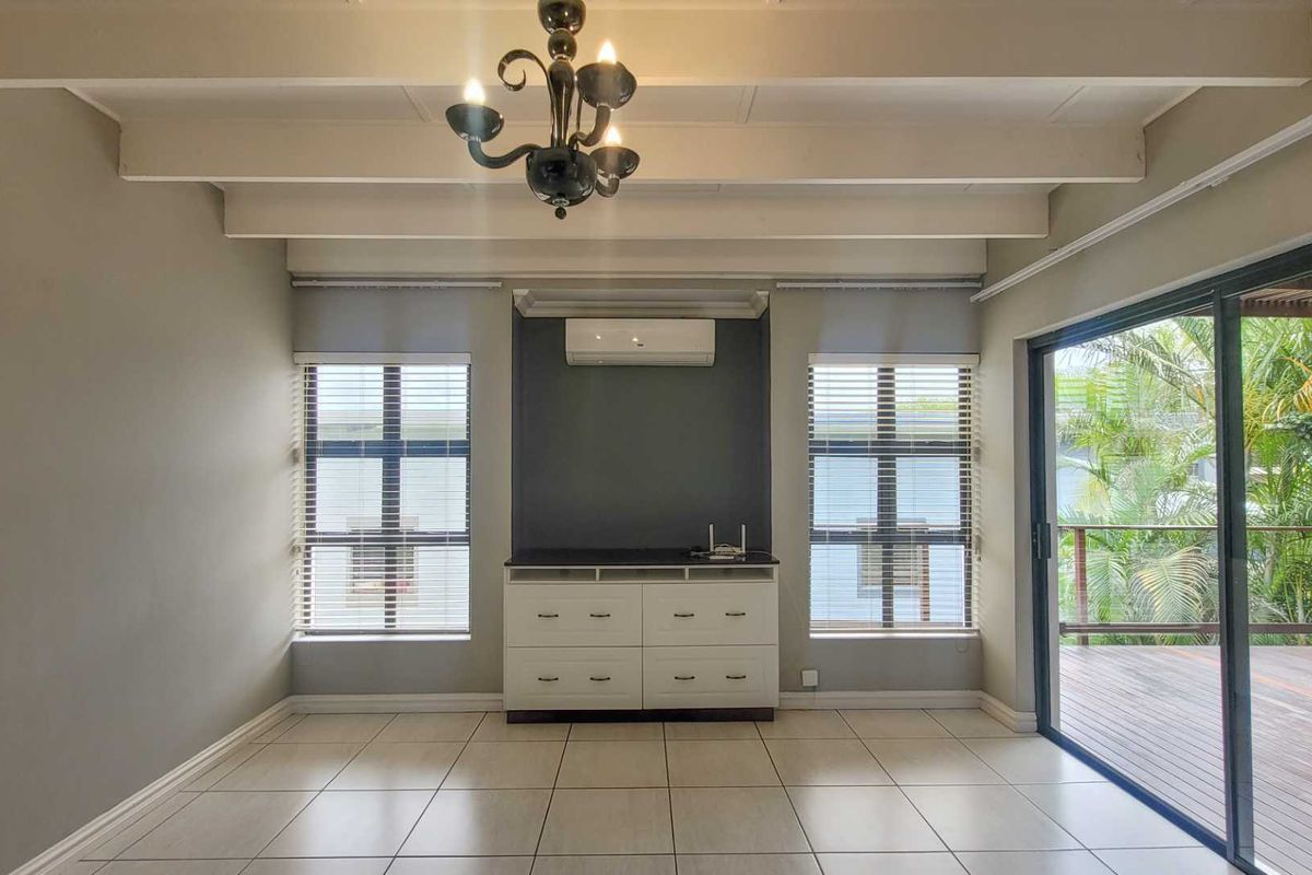 4 Bedroom Home Palm Lakes Estate - Photo 4
