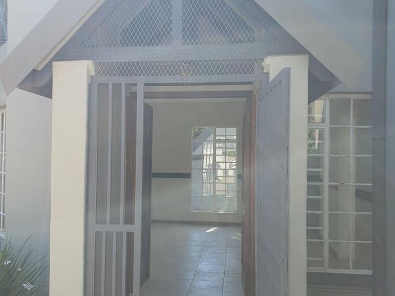 Immediately Available Elegant Family Townhouse in Prestigious Waterkloof - Photo 5