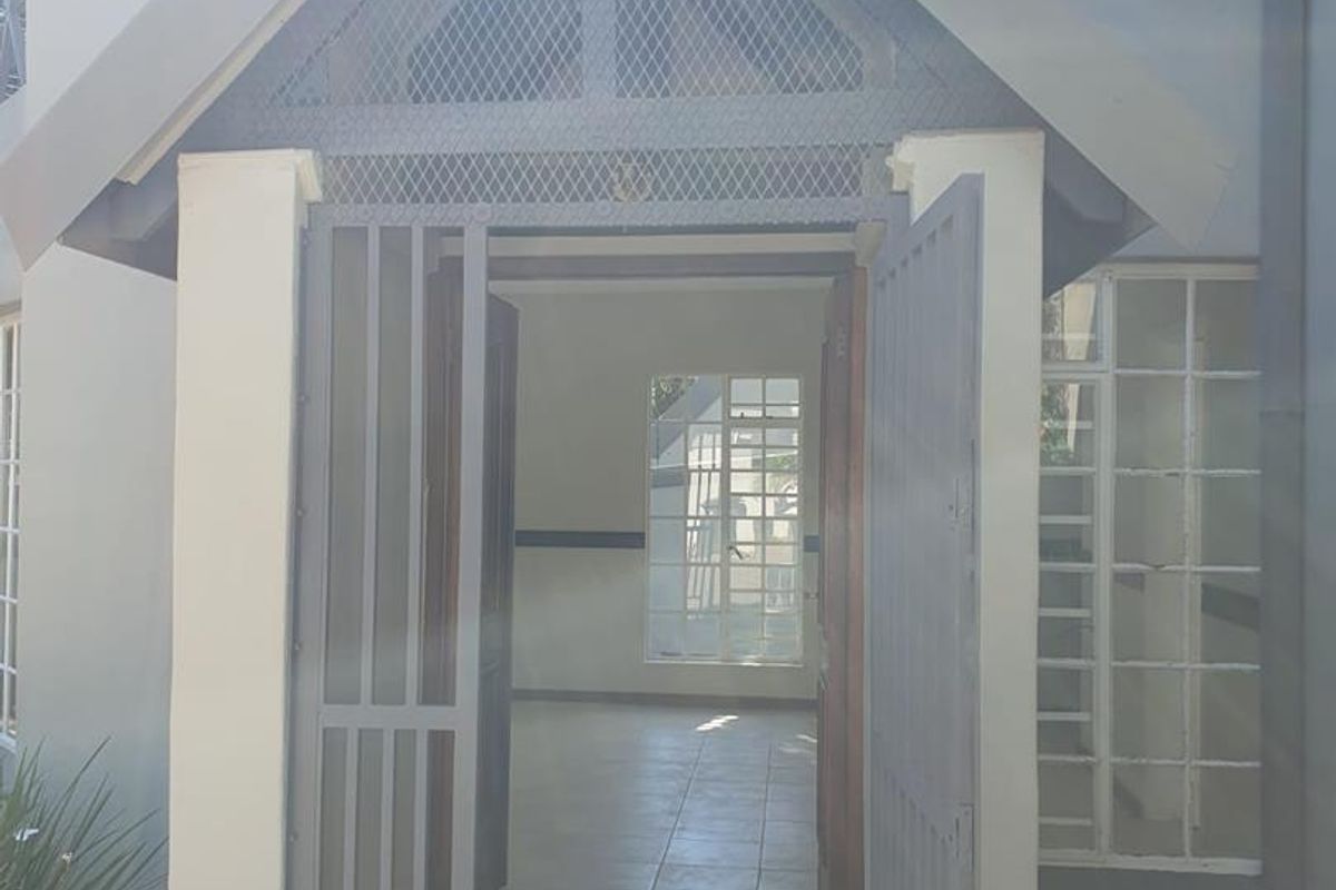 Immediately Available Elegant Family Townhouse in Prestigious Waterkloof - Photo 5