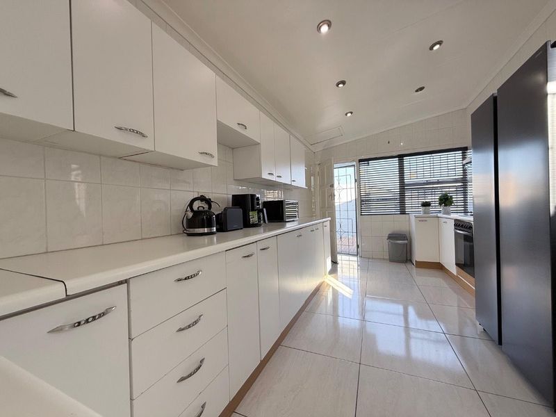 Beautiful Light-Filled Family Home on a Spacious Corner Stand - Photo 4