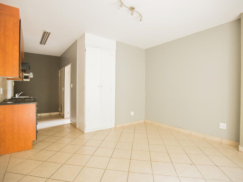 Bachelor Apartment with a Balcony - Photo 6