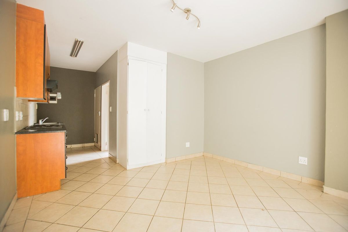 Bachelor Apartment with a Balcony - Photo 3