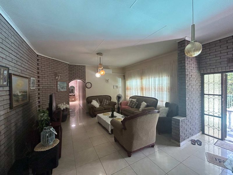 Modern Spacious 4 Bedroom House for Sale in Prime Amanzimtoti, Durban - Photo 9