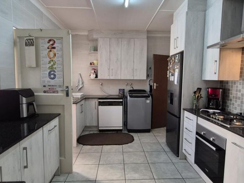 3 Bedroom House with Flatlet for Sale in Randhart - Photo 4