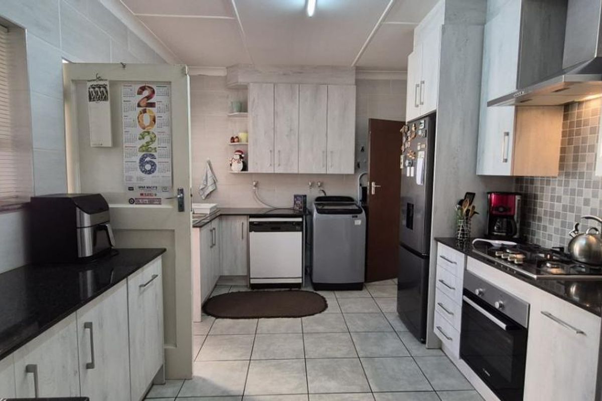 3 Bedroom House with Flatlet for Sale in Randhart - Photo 4