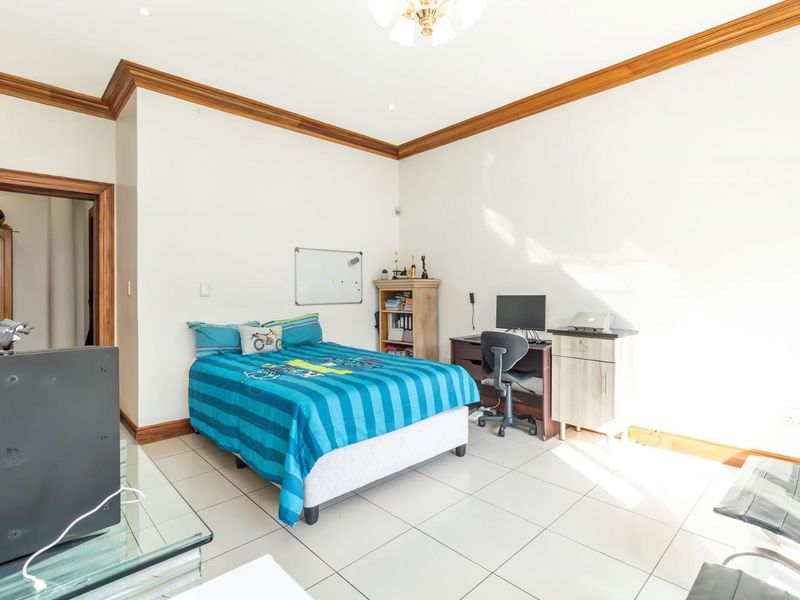 Extended family living in the heart of the Kyalami Estate - Photo 6