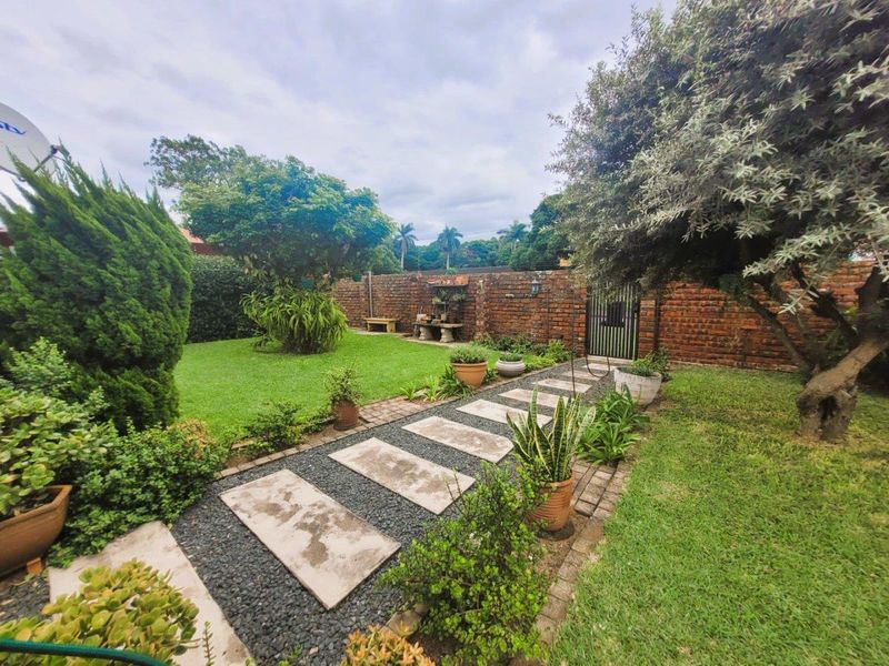 **Stepless - Charming, Spacious Corner Simplex with Extra Parking ** - Photo 5