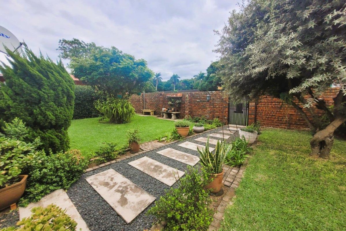 **Stepless - Charming, Spacious Corner Simplex with Extra Parking ** - Photo 5