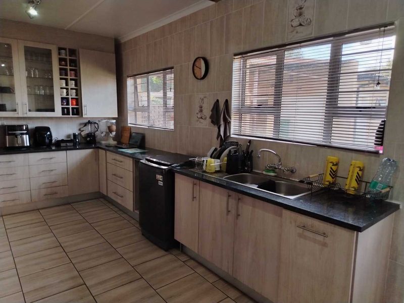 Spacious Family Home with Pool & Double Garage - Photo 8