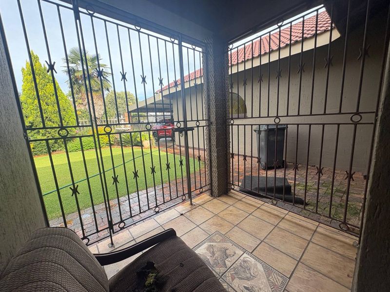 The Complete Modern Family Home with Two Bedroom Flatlet - Photo 7