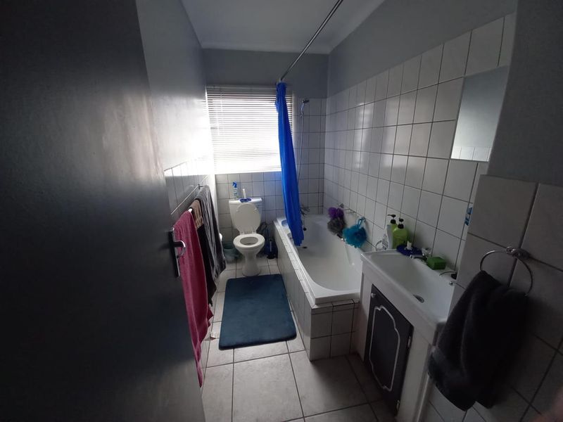 Spacious 3 Bedroom 2 Bathroom - Photo 10