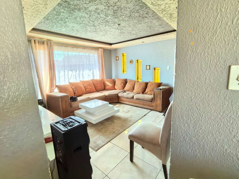 3 BEDROOM HOUSE FOR SALE EXIT 2 **SOLE MANDATE** - Photo 8