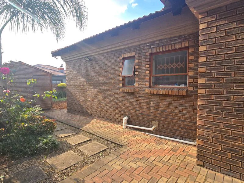 Spacious Facebrick Family Home with Solar Power, Ample Parking & Endless Potential! - Photo 6