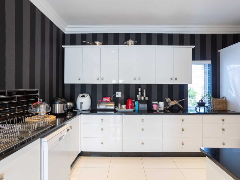 The Winelands Dream in a Luxurious Double-Storey Home on Val de Vie Estate - Photo 6