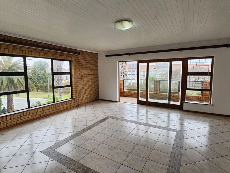 Beach living: 7 Bedroom, easy upkeep home - Photo 8