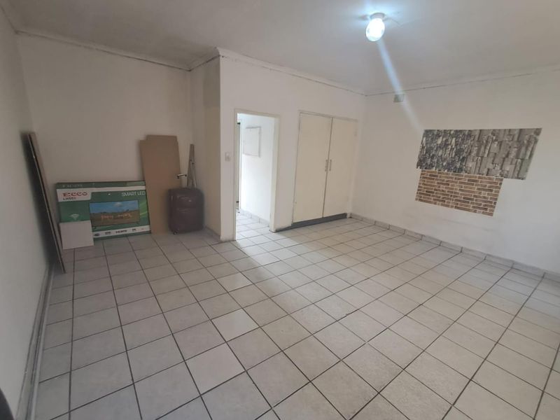 1 Bedroom Apartment In Henriette Complex pretoria west. - Photo 5