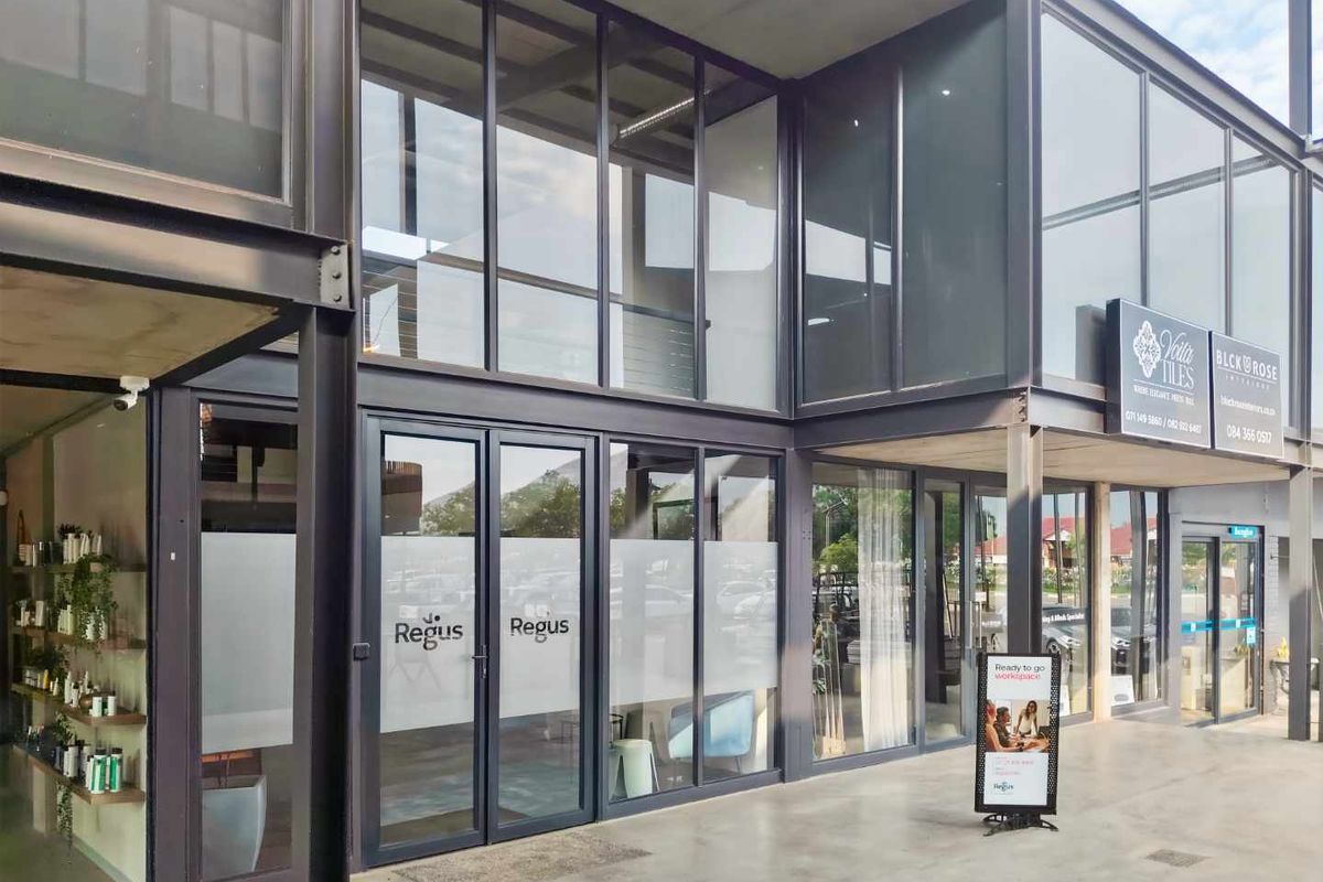 Private office space tailored to your business’ unique needs in Regus Beethoven St - Photo 2