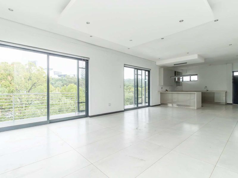 Luxurious Penthouse with Stunning Views and Modern Amenities - Photo 3