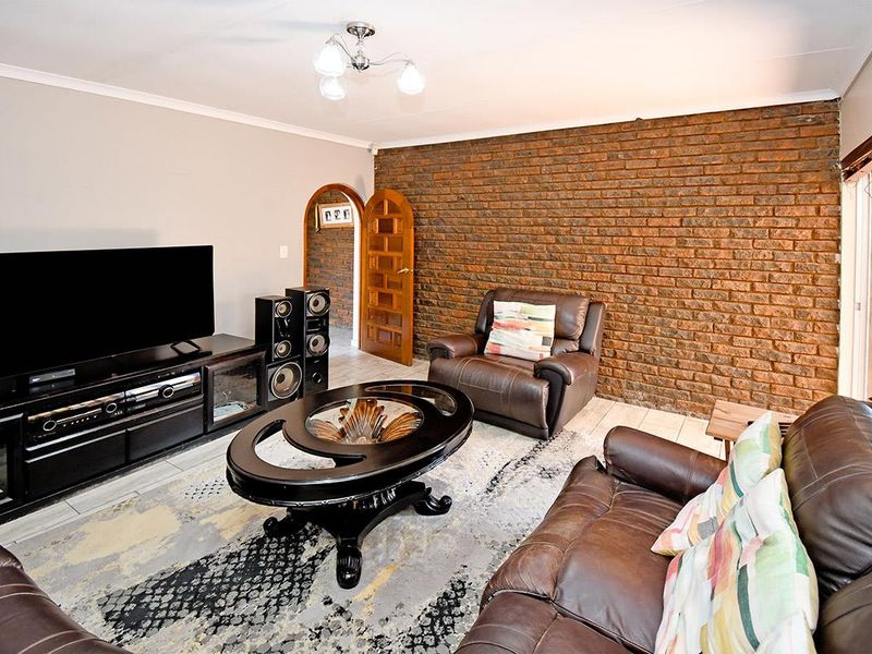 Entertainers Delight with a granny flat and pool - Photo 4