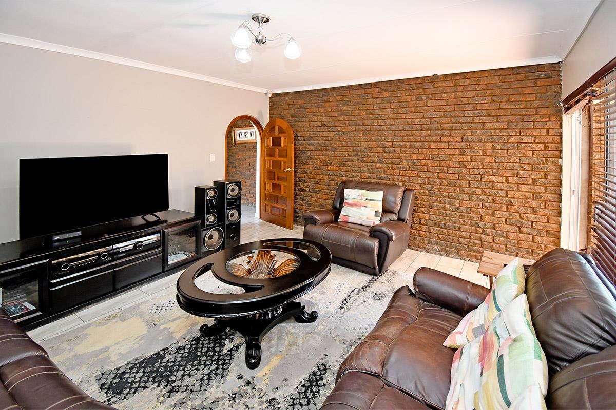 Entertainers Delight with a granny flat and pool - Photo 4