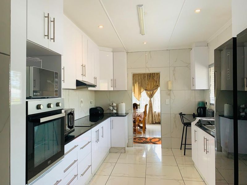 Dream Home Awaits: Stunning 3-Bedroom Oasis in Berea West - Photo 3