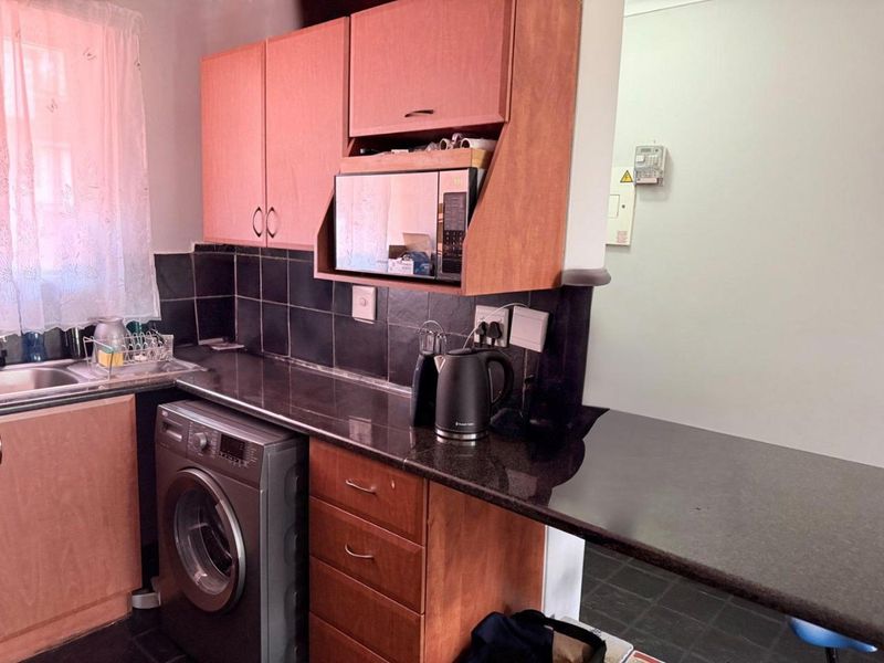 Ideal 1-Bedroom: Perfect for New Buyers or Investors! - Photo 3