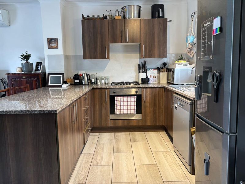 Neat 3 Bedroom Duplex - Photo 4
