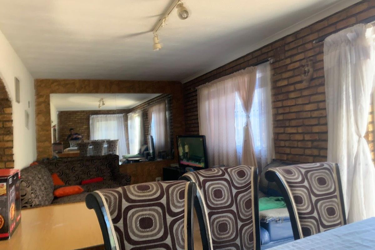 **Charming 3-Bedroom Apartment for Sale in Townview** - Photo 2