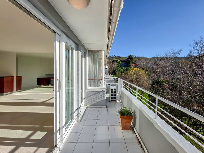 Sun-drenched 1-bedroom apartment with balcony in the heart of Gardens - Photo 2