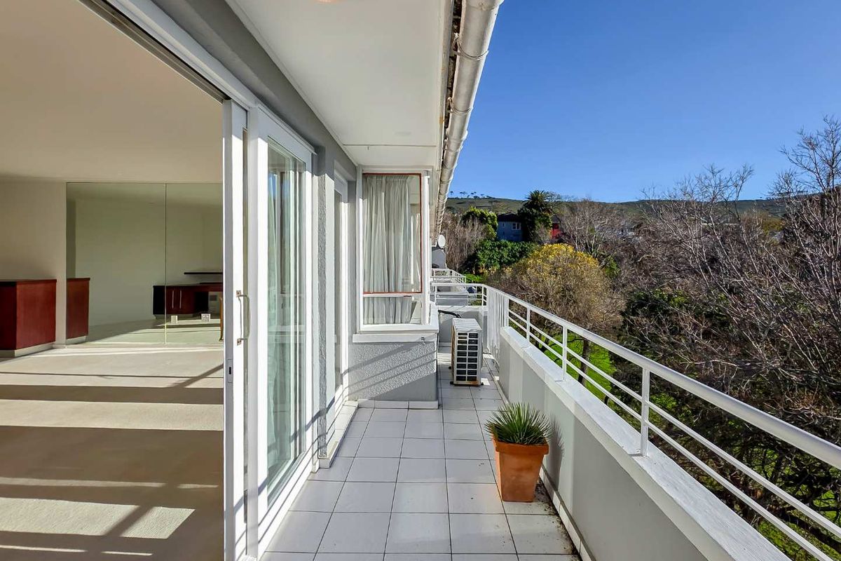 Sun-drenched 1-bedroom apartment with balcony in the heart of Gardens - Photo 2