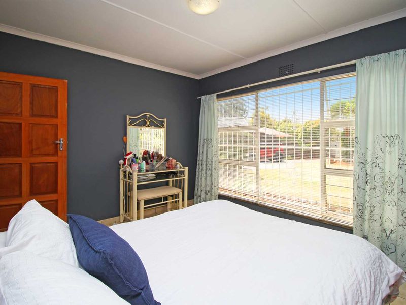 Modern Facebrick 4-Bedroom Gem with Pool, Back up water system and lots of space - Photo 8