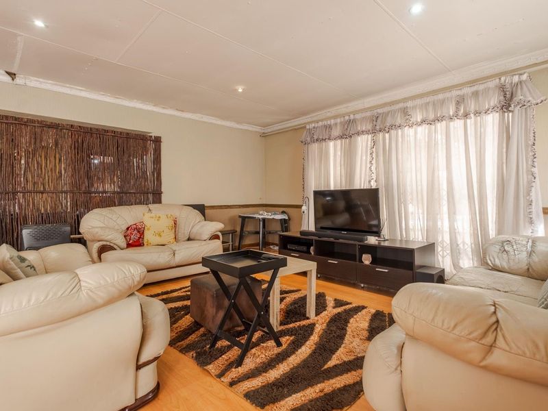 Seven bedroom home, large erf, loads of potential - Newlands - Photo 4