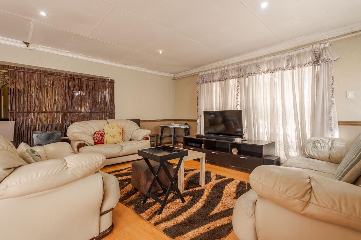 Seven bedroom home, large erf, loads of potential - Newlands - Photo 4