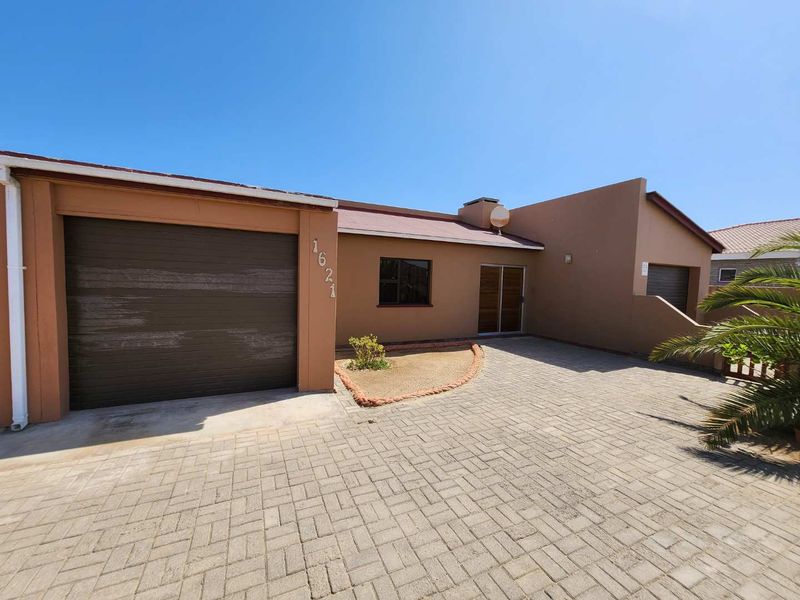 **Charming 2-Bedroom Home: Perfect for Couples or Retirees** - Photo 3