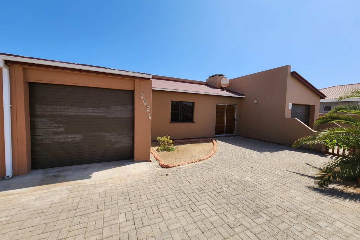 **Charming 2-Bedroom Home: Perfect for Couples or Retirees** - Photo 3