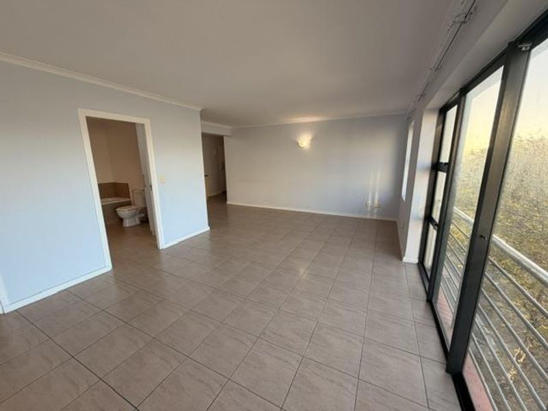 2 Beds, 2 bathrooms UNFURNISHED apartment with 2 parking bays, juliette balcony - Photo 6