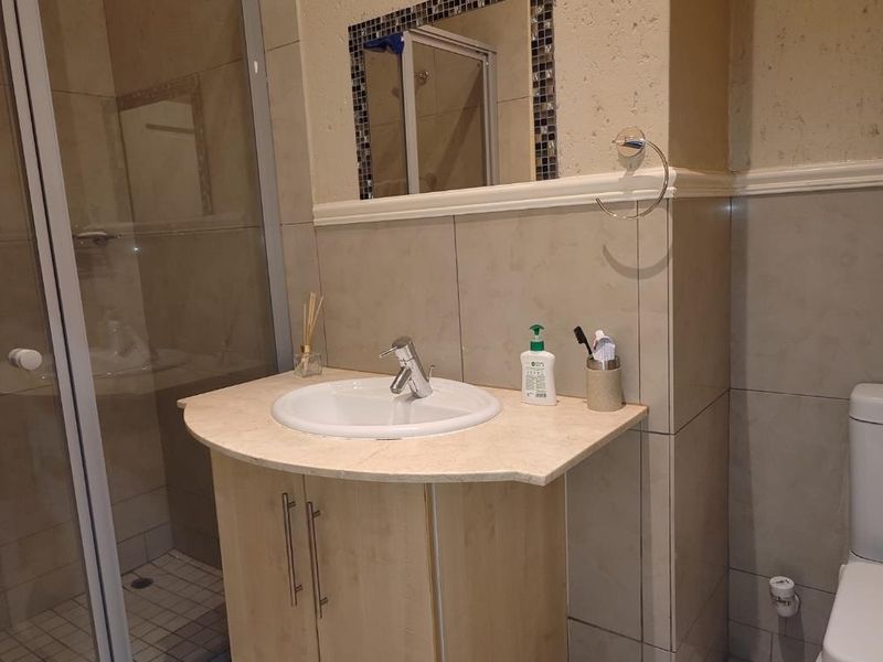 Top floor duplex apartment in desirable Morningside complex - Photo 9