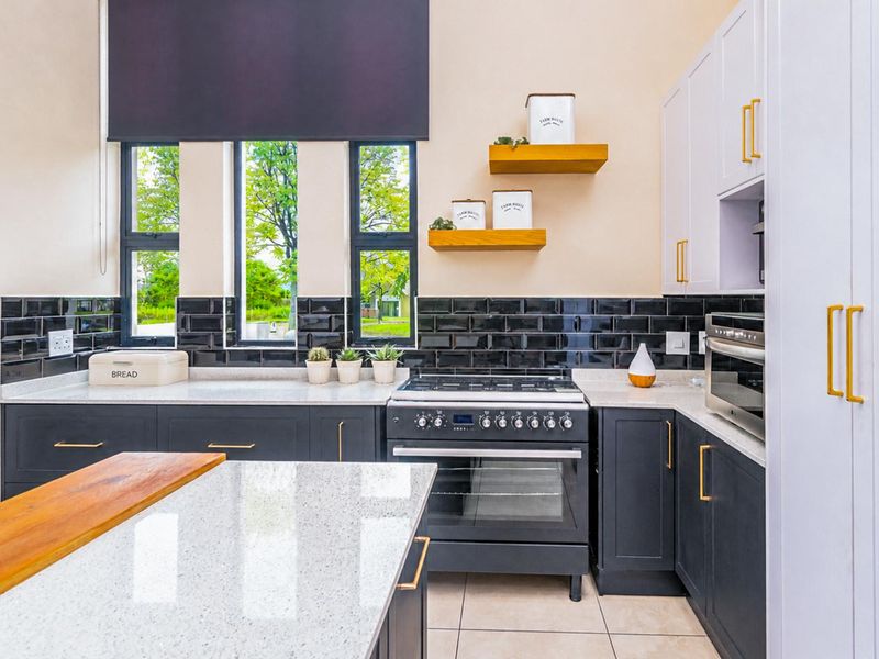 Modern Convenience: Elegant Style in Every Detail! - Photo 10