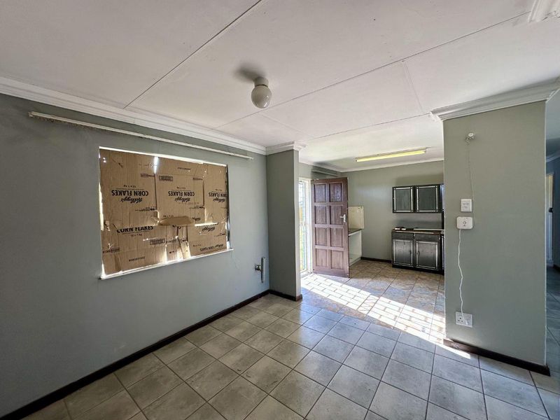 Versatile 4-Bedroom Home with Detached Suite: Ideal Investment, Rental Potential, or First-Time Buyer Gem! - Photo 9