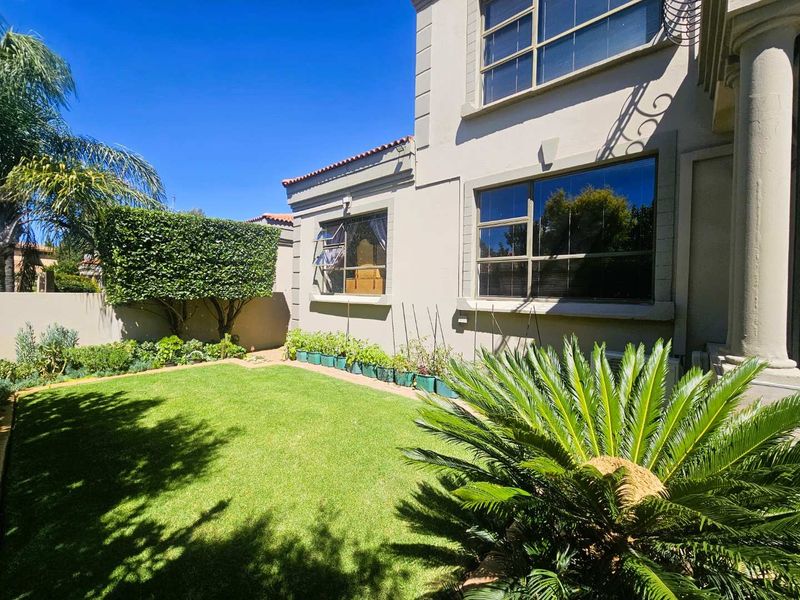 Exceptional One-of-a-Kind 3 Bedroom Townhouse in Dan Pienaar – Luxury, Space & Spectacular Views - Photo 6