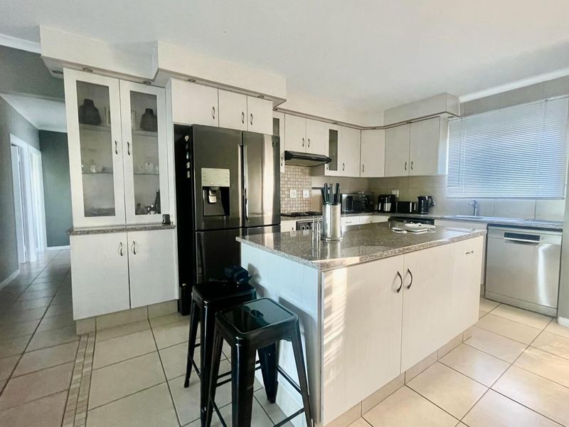 Renovated 3 Bedroom Penthouse Apartment with sea view - Photo 2