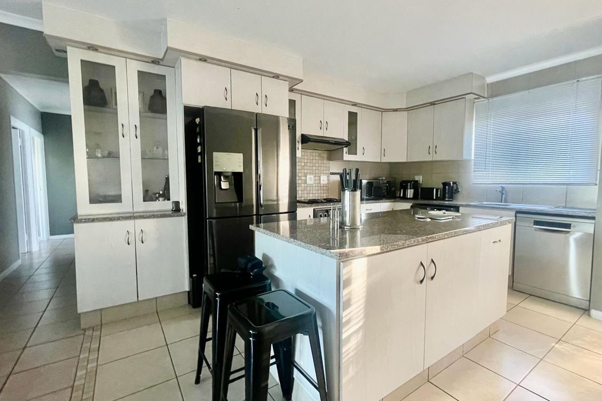 Renovated 3 Bedroom Penthouse Apartment with sea view - Photo 2
