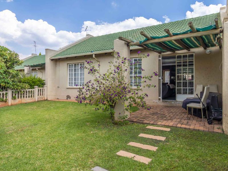 Live the Dream, Perfect Location and very sought after -Modern Family Home in upmarket Little Falls Awaits you. - Photo 3